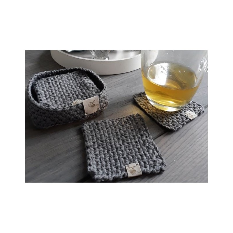 Haakpatroon vierkante onderzetters in bakje