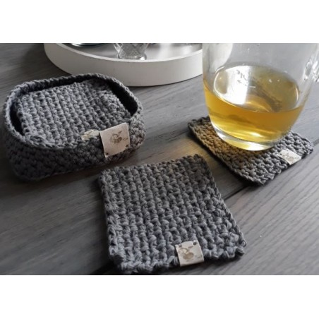 Haakpatroon vierkante onderzetters in bakje