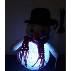 haakpatroon sneeuwpop en led bol wit