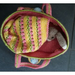 Haakpatroon haasje in reiswieg met dekentje