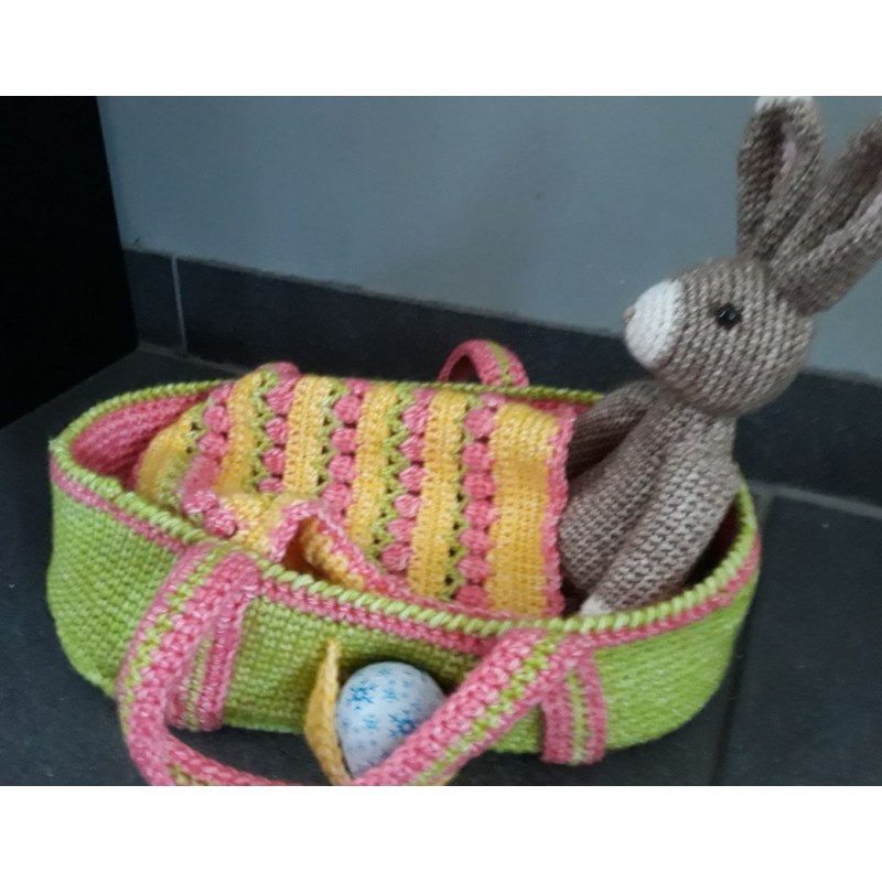 Haakpatroon haasje in reiswieg met dekentje